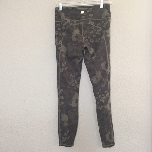 Vuori Green (Camo-ish Print) Leggings with pocket - Picture 3 of 7